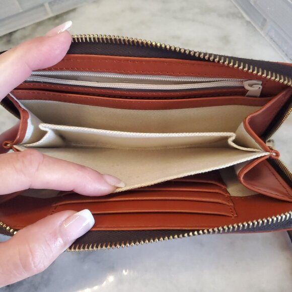 NWOT Dooney and Bourke Selleria British Tan Med Zip Wristlet - Picture 8 of 10